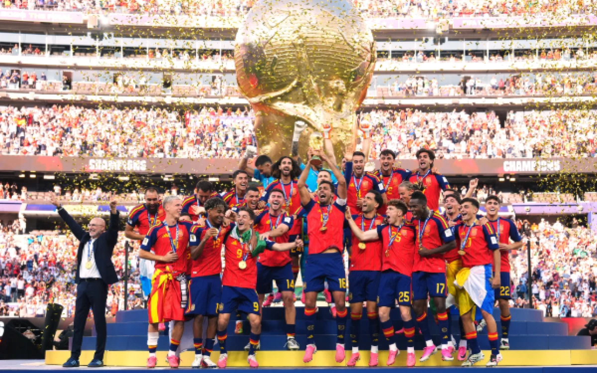Thumbnail Berita - Spanyol Pamer Trofi Piala Dunia, Foto Perayaan Tanpa Donald Trump Viral
