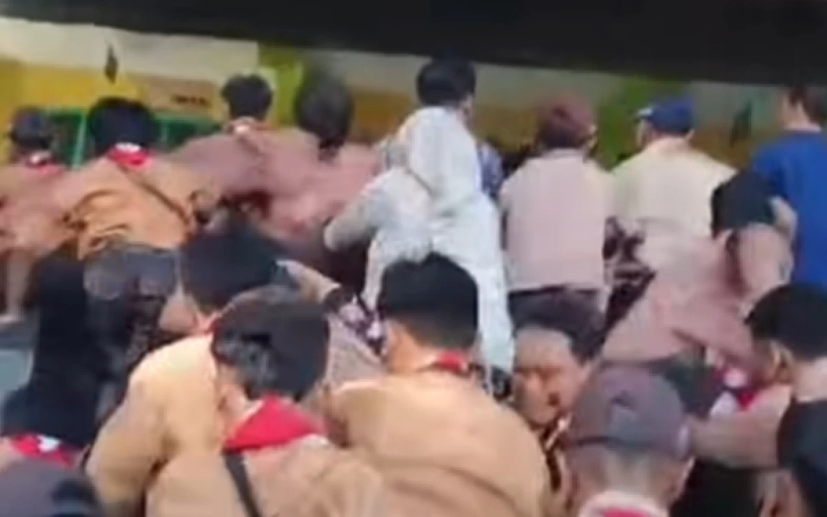 Thumbnail Berita - Viral Video Dugaan Pemukulan Siswa oleh Kepsek SMPN 18 Malang, Wali Murid Geruduk Sekolah