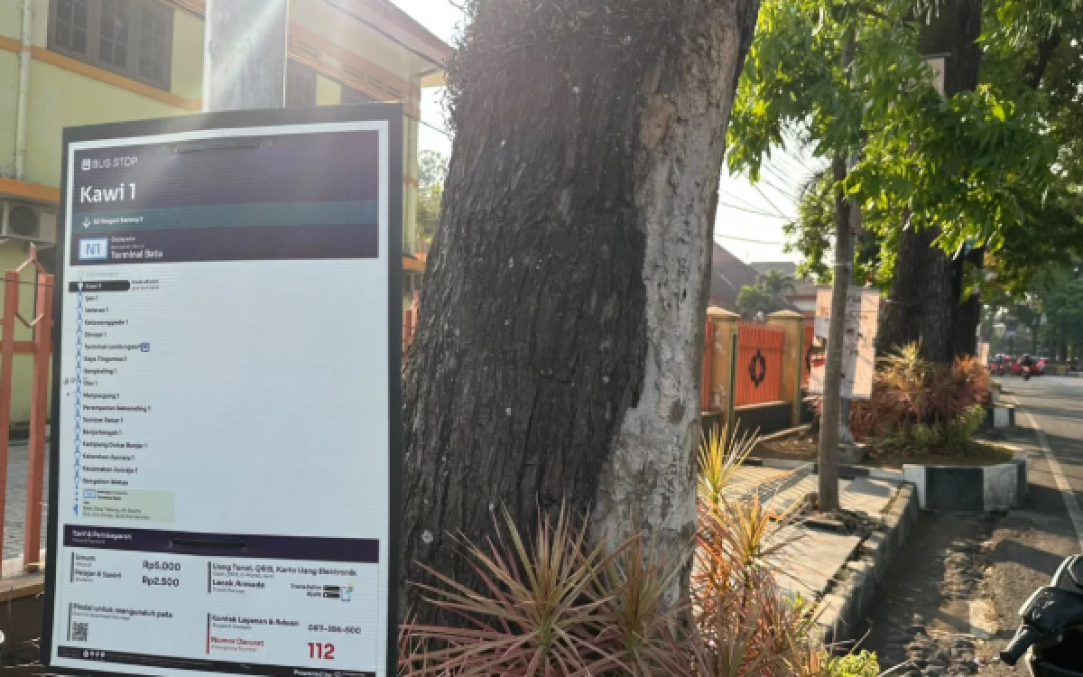 Thumbnail Berita - Peduli Transportasi Publik, Komunitas Transport for Malang Pasang Bangku dan Rambu Baru di Halte Trans Jatim