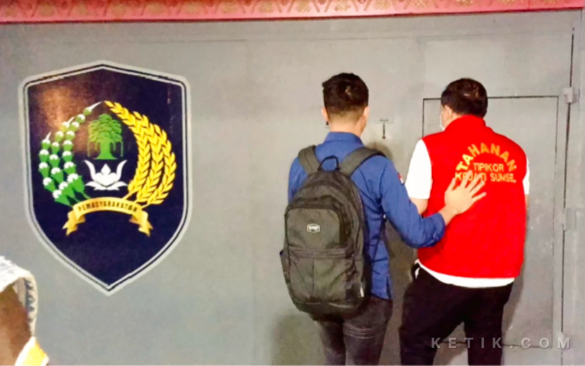 Foto Penyidik Kejati Sumsel menyerahkan tersangka Yudi Kurniawan ke Rutan Kelas I Pakjo Palembang untuk menjalani penahanan selama 20 hari, Kamis 18 Juni 2026. (Foto: M Nanda/Ketik.com)