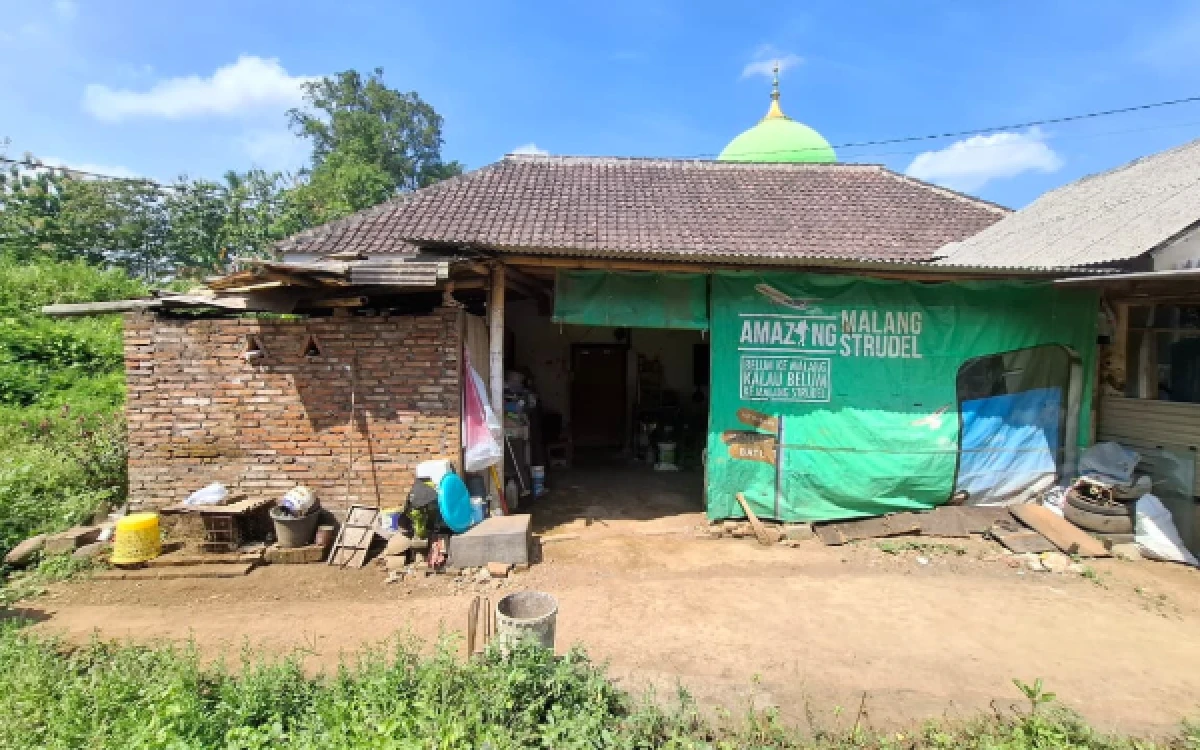 Foto Rumah Adhi dan keluarga sebelum mendapatkan bantuan program bedah rumah. (Foto: Pramuka Jatim)