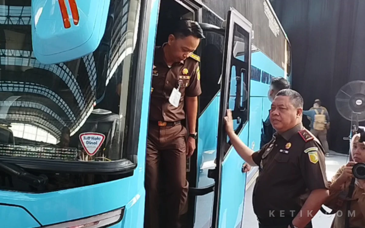 Thumbnail Berita - Kejati Jatim Lelang Mobil hingga Kapal, Target Setor Rp40 Miliar ke Kas Negara