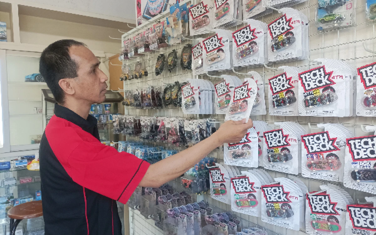 Thumbnail Berita - Sempat Redup, Mainan Fingerboard Kembali Digandrungi Warga Malang