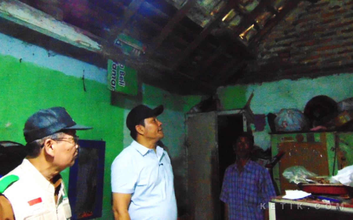 Foto Bupati Subandi menyaksikan kondisi rumah Sholeh di Dusun Payan, Desa Pabean, yang tidak layak huni dan segera dibantu untuk diperbaiki. (Foto: Fathur Roziq/Ketik.com)