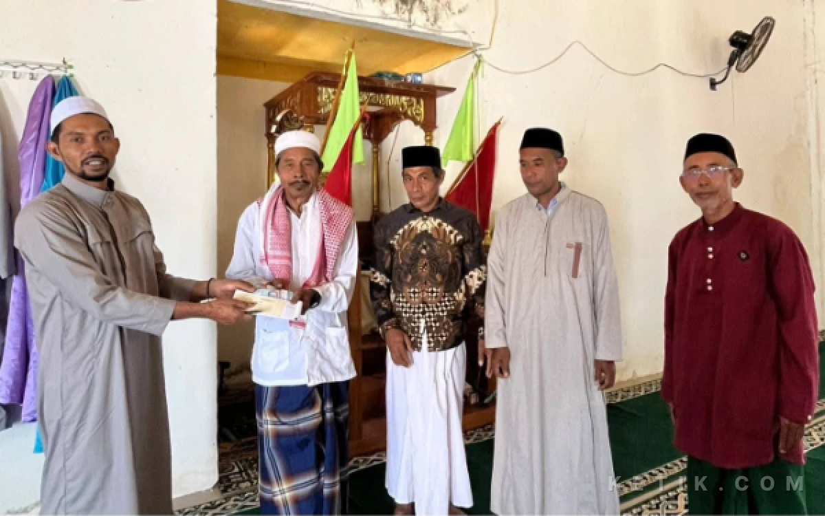 Thumbnail Berita - BLT Tahap II Cair, Kades Kaireu Halsel Salurkan Bantuan untuk Warga dan Masjid