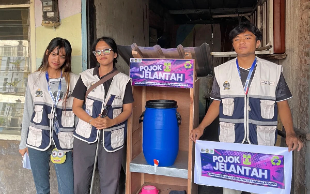 Foto Ketua kelompok KKN 19 UNMER melakukan pendistrubusian drum ke RT 9 Desa PandanLandung, Kabupaten Malang. (Foto: KKN 19 UNMER)