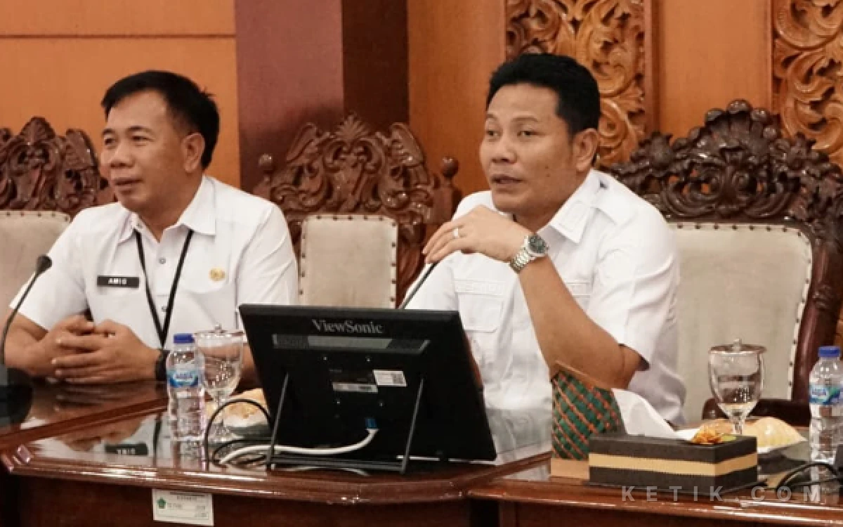 Foto Bupati Subandi didampingi Asisten Perekonomian dan Pembangunan Pemkab Sidoarjo Bahrul Amig memimpin rapat pembahasan master plan pembangunan jalan. (Foto: Fathur Roziq/Ketik.com)