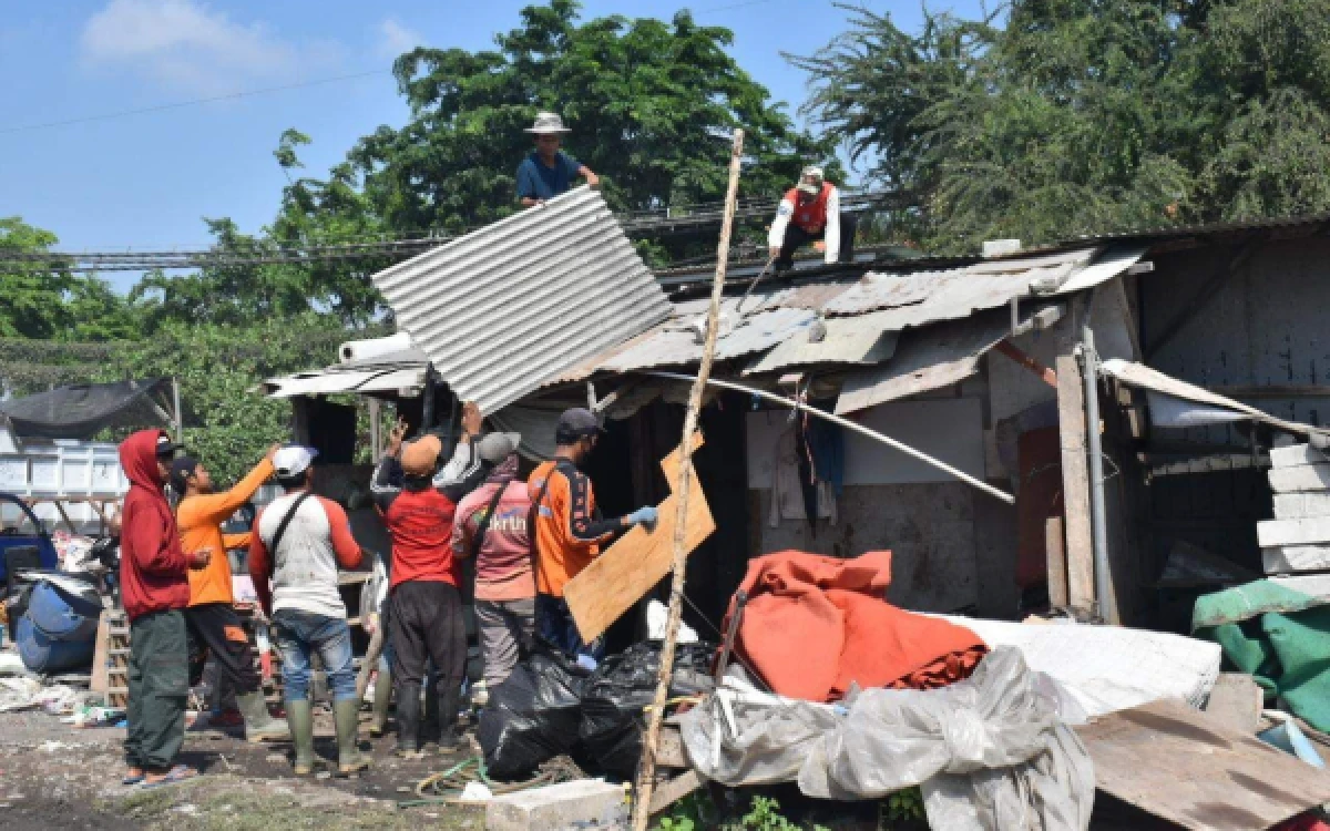 Thumbnail Berita - Eri Cahyadi Tertibkan Pengelolaan Sampah Ilegal di Keputih Surabaya, IPAL Tak Sesuai Aturan