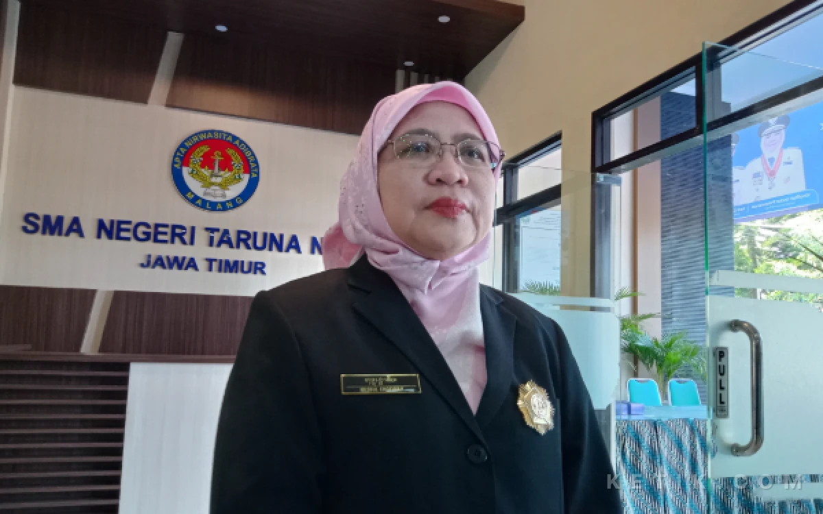 Foto Kepala sekolah SMAN Taruna Nala Malang, Dr. Dra. Husnul Chotimah, M.Pd. (Foto: Aliyah/Ketik.com)