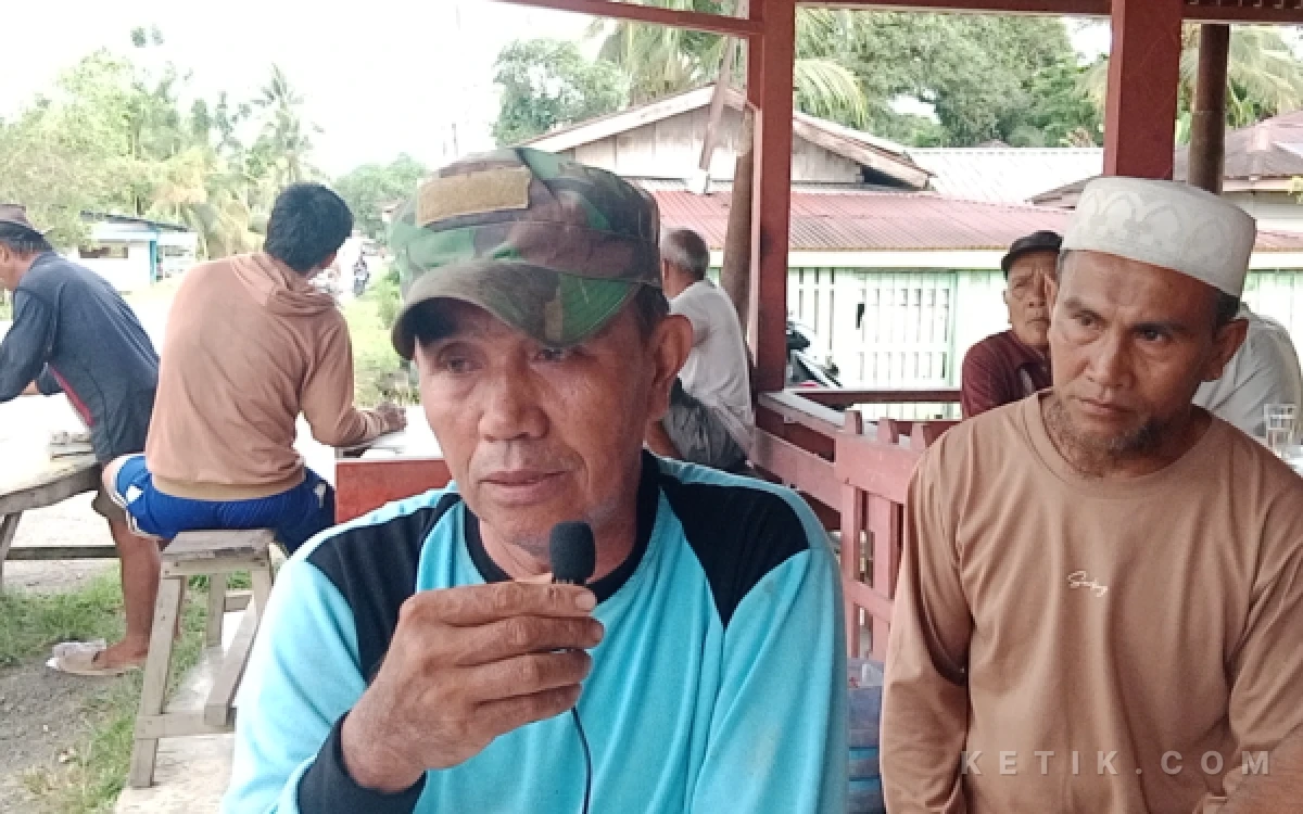 Foto Kepala Desa Lugu, Asmidin saat diwawancarai oleh Jurnalis Ketik.com. Kamis, 24 September 2026. (Helman/Ketik.com)