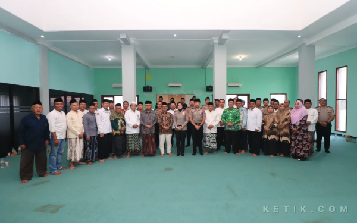 Foto Kapolres  Bojonegoro AKBP Yenni Diarty didampingi Wakapolres Bojonegoro dan para pejabat utama (PJU) Polres Bojonegoro. Rombongan disambut Rais Syuriah PCNU Bojonegoro KH Ahmad Maimun Syafi’i, Katib KH Hilmi Al Jumadi, jajaran Syuriah, Ketua PCNU Bojonegoro dr. KH Kholid Ubed, pengurus harian, ketua lembaga serta Badan Otonom (Banom) NU.  (Foto Sukiman ketik com)