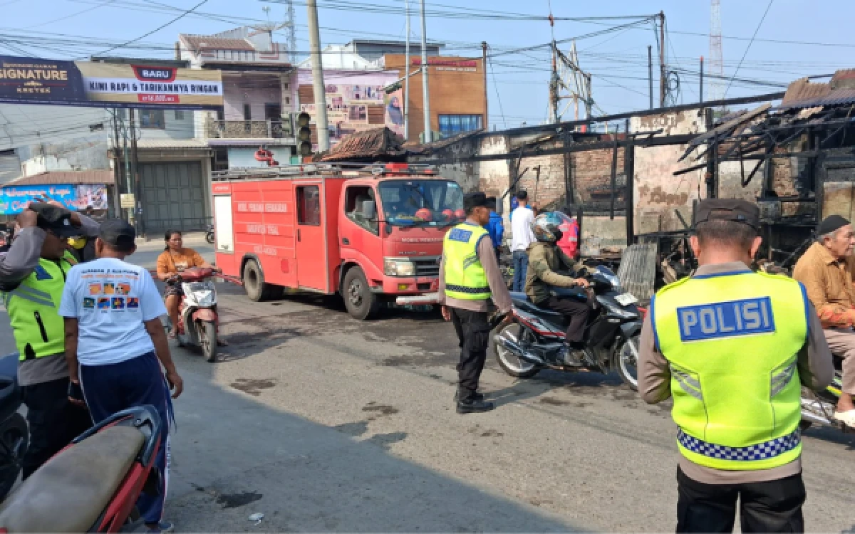Thumbnail Berita - Pertalite Tumpah Picu Kebakaran Dua Warung di Margasari Tegal, Satu Orang Luka Bakar