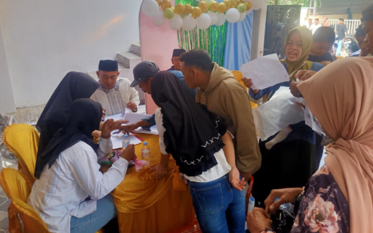 Foto Puluhan orang tua sedang mendaftarkan anaknya untuk di sunat. (Foto: Abdul Kohar/ketik.com)
