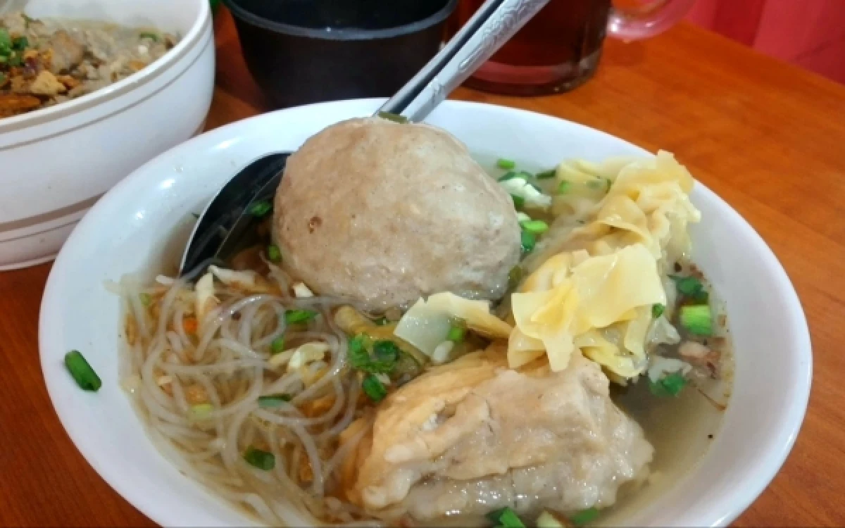 Foto Seporsi Bakso Asia Bangsa khas gerai Bakso dan Bakmi Asia Bangsa di atas meja pelanggan pada Senin, 17 Agustus 2026. (Diva Mayska Nada/ketik.com)