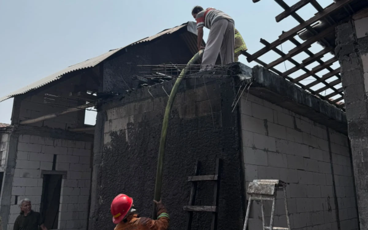 Foto Petugas Damkar Kota Malang saat memadamkan kebakaran rumah yang terjadi di Jalan Gajayana Gang 4 Kecamatan Lowokwaru Kota Malang pada Rabu, 14 Oktober 2026 (Foto : Damkar Kota Malang)