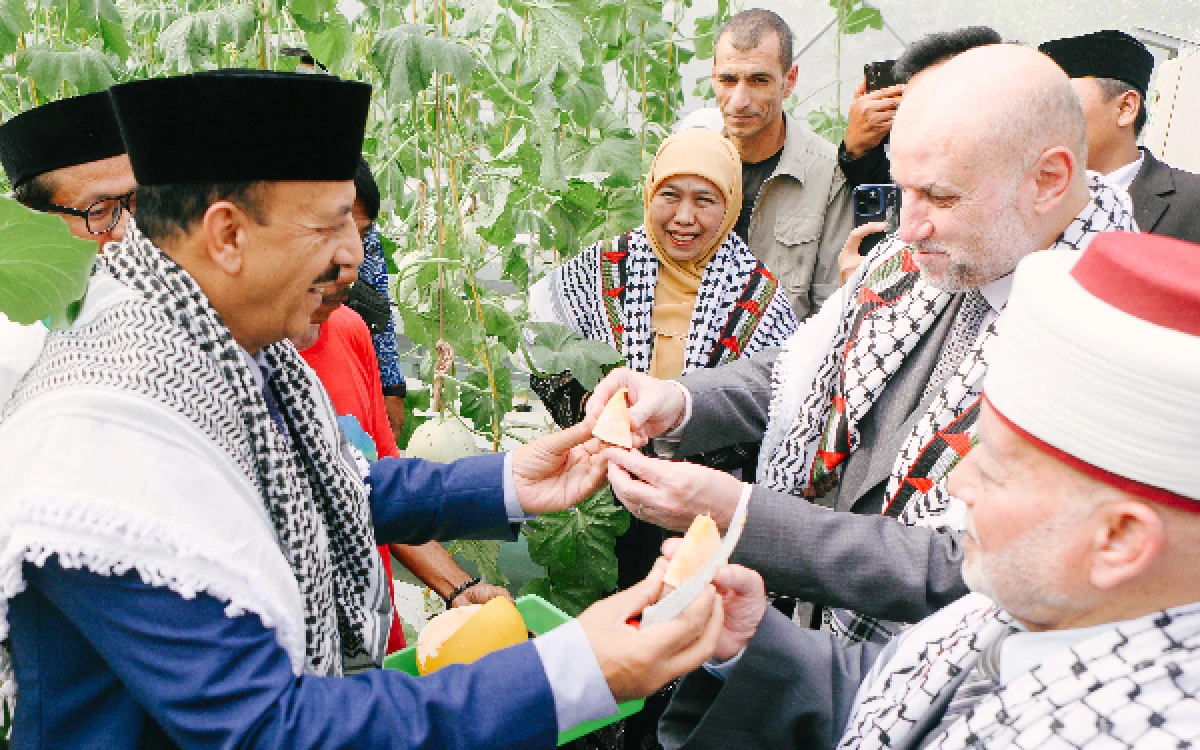 Thumbnail Berita - Gubernur Khofifah Ajak Tiga Tokoh Palestina Tinjau Inovasi MAS, dari Kebun Melon Berbasis IoT hingga Budidaya Ikan dengan Air Olahan Bekas Wudu