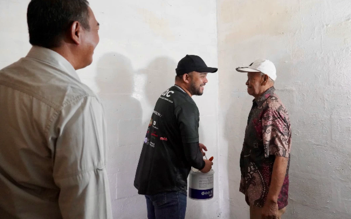Thumbnail Berita - Turun Tangan Benahi Rumah Lansia, Mas Heli Ajak Karang Taruna Kota Batu Rawat Semangat Gotong Royong