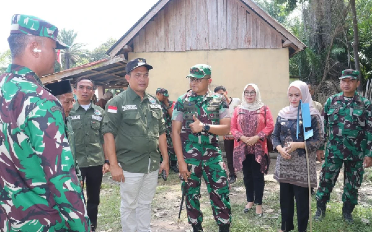 Thumbnail Berita - Dandim 0402/OKI-OI Sambangi Desa Tebedak, Apresiasi Keluarga Calon Prajurit TNI dan Tinjau Sejumlah Proyek Pembangunan