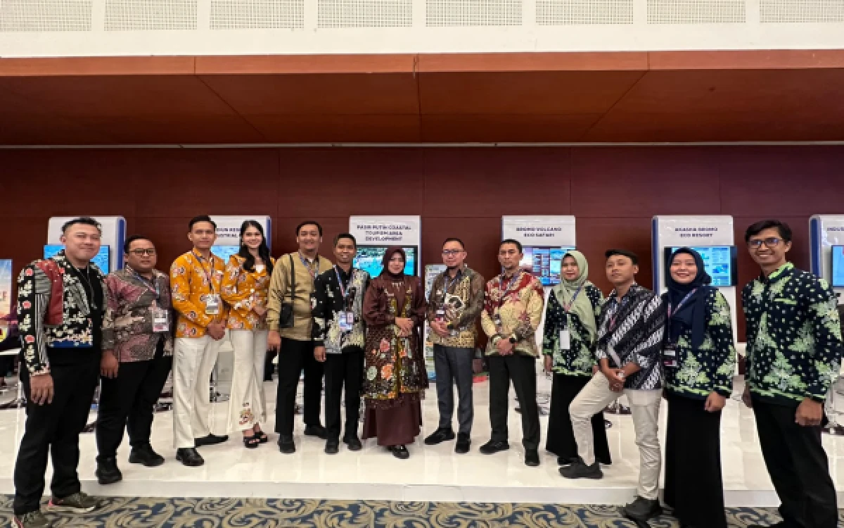 Thumbnail Berita - Dongkrak PAD dan Perekonomian, Wabup Situbondo Promosikan Wisata Bahari Pasir Putih di Jatim Fest