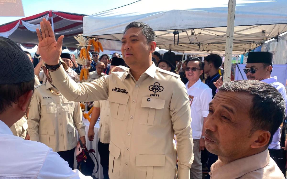 Thumbnail Berita - Pangkas Birokrasi, Wamentan Sudaryono Bagikan Nomor WA ke Petani