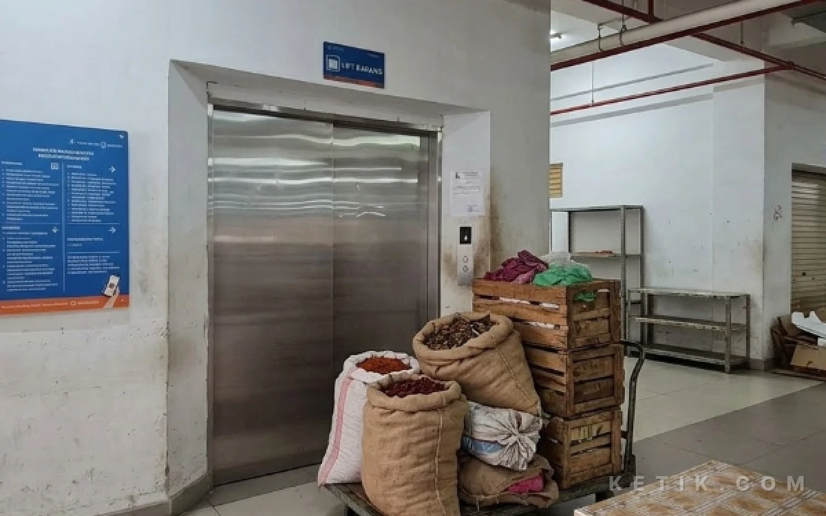 Foto Penataan zonasi komoditas berat yang berada di lantai atas memaksa pedagang mengandalkan fasilitas lift barang secara berlebihan. Hal ini berisiko memicu kerusakan akibat muatan berlebih. (Foto: Ilustrasi by AI for Ketik.com)