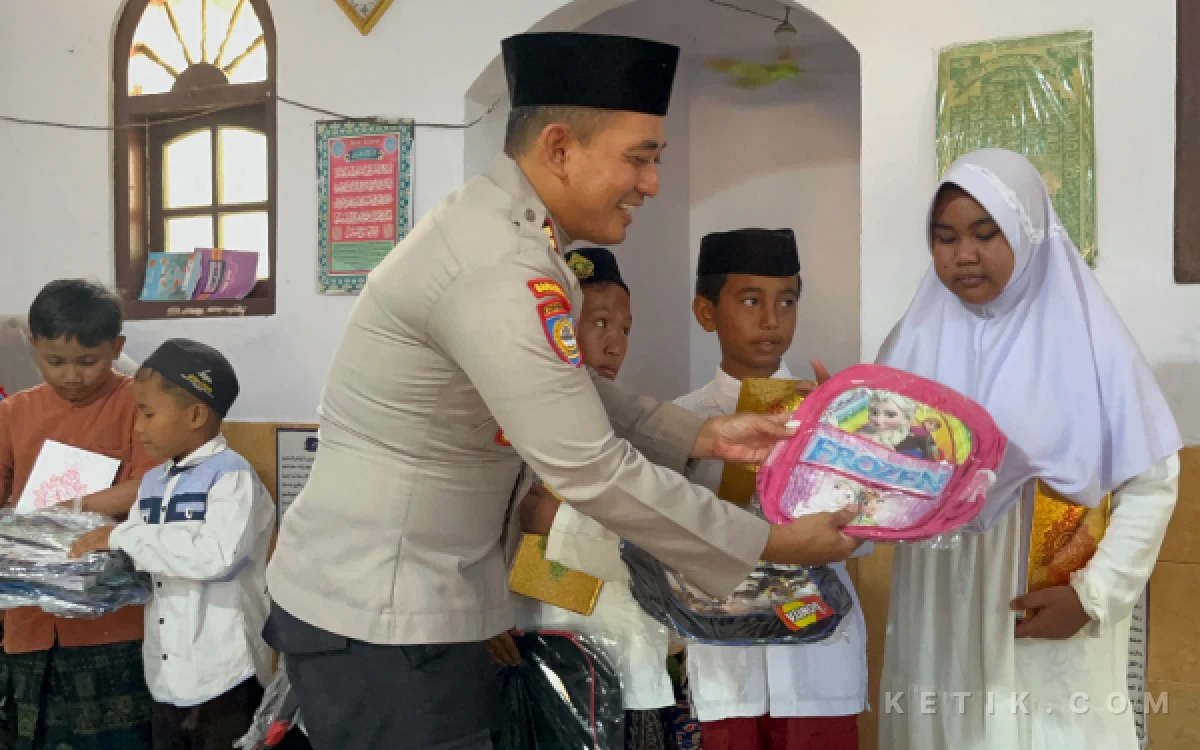 Thumbnail Berita - Satbinmas Polres Situbondo Salurkan Bantuan Sarana Ibadah dan Peralatan Sekolah untuk Anak Yatim