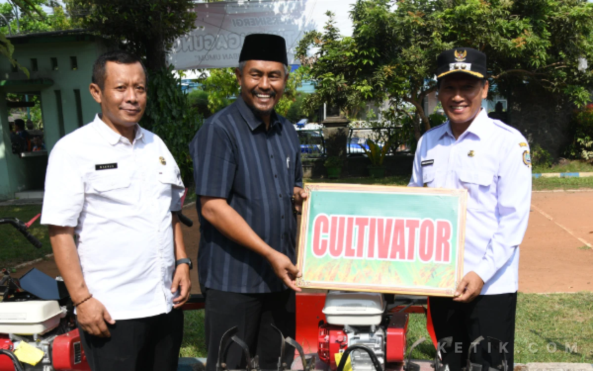 Thumbnail Berita - Suntikan Modernisasi Pertanian Tulungagung, Enam Kelompok Tani Terima Bantuan Traktor dan Cultivator