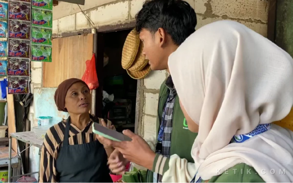 Foto Mahasiswa KKN UPN Veteran Jatim memberikan edukasi dan pendampingan digital secara door-to-door kepada salah satu pelaku usaha di Kelurahan Ujung. (Foto: Dok. KKN Kelompok 4 Surabaya UPN "Veteran" Jawa Timur)