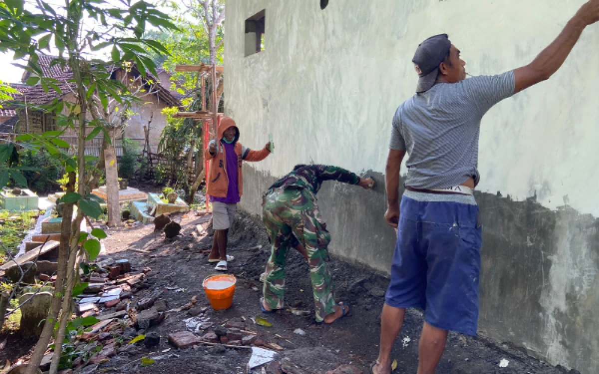 Thumbnail Berita - Progres Capai 80 Persen, Satgas TMMD ke-128 Kodim 0820 Probolinggo dan Warga Gotong Royong Plester Dinding Musala
