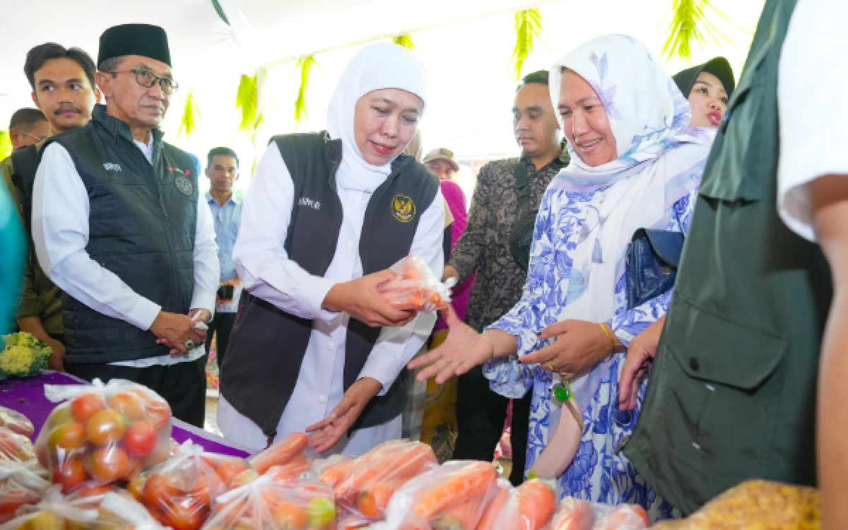Thumbnail Berita - Gubernur Khofifah Gelar Pasar Murah di Pamekasan, Jaga Stabilitas Harga Sekaligus Berdayakan UMKM