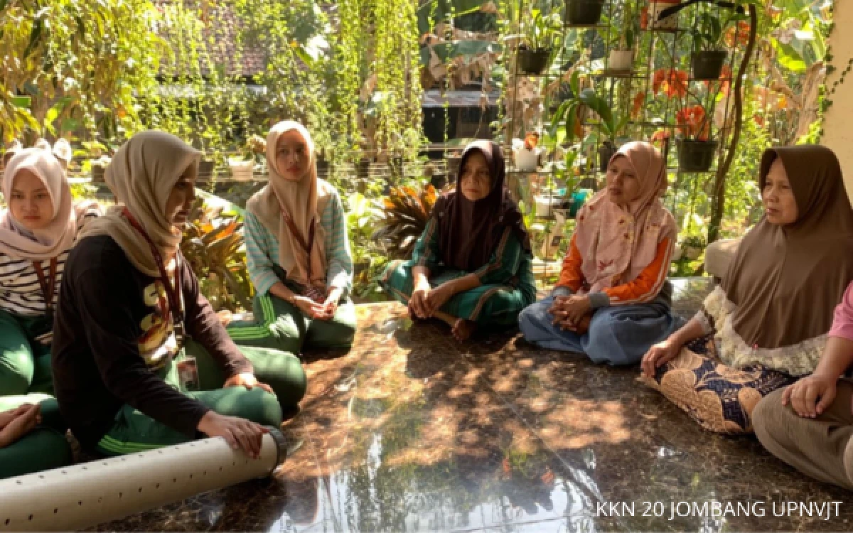Foto Sosialisasi penggunaan dan perawatan biopori kepada warga dusun Bareng (Foto : dokumentasi kelompok 20 KKN Jombang UPN "Veteran" Jawa Timur)