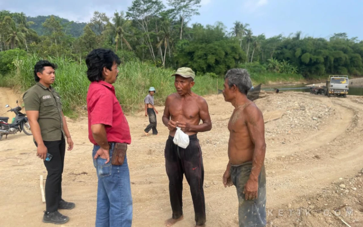 Thumbnail Berita - Tambang Pasir Sungai Grindulu Pacitan Ditutup, Sopir Dump Truk Material Ancam Gelar Aksi