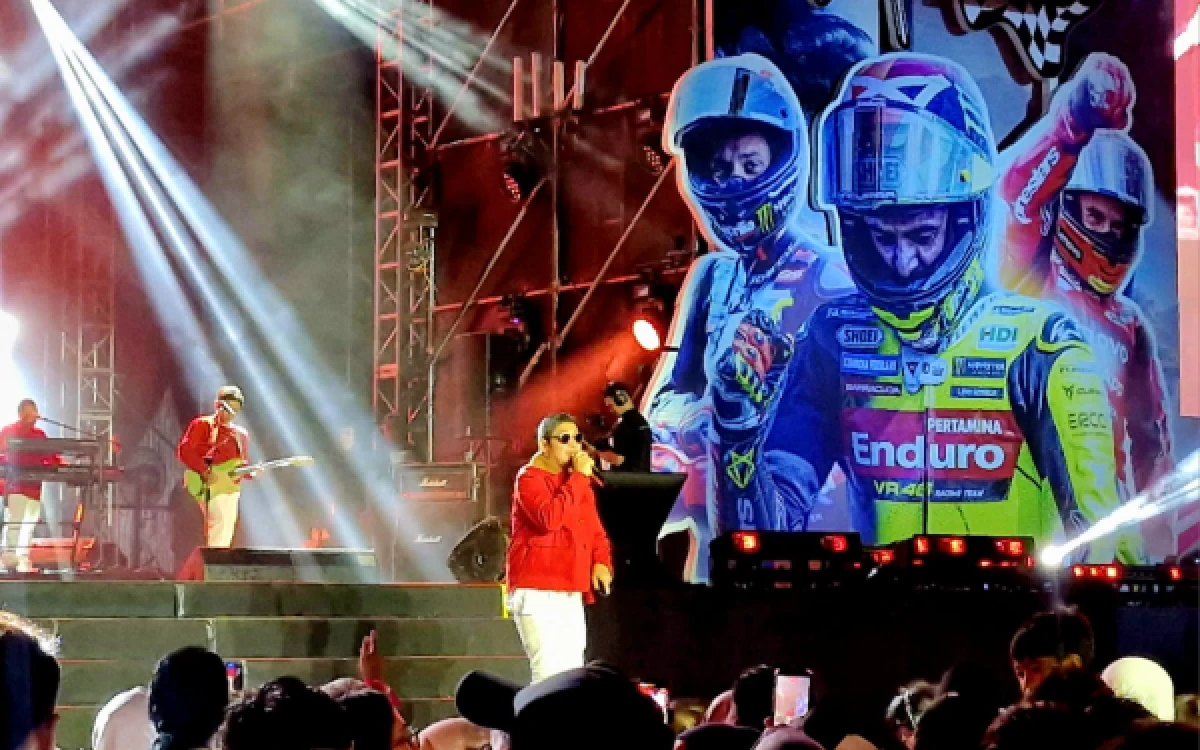 Thumbnail Berita - Kompak Berbusana Merah Putih, Ungu Pukau Ribuan Penonton di Panggung Festival MotoGP Mandalika
