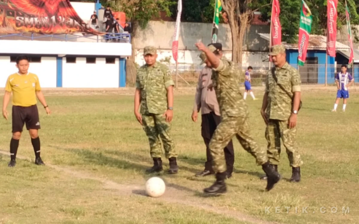 Thumbnail Berita - Peringati HUT TNI ke-81, Turnamen Sepak Bola Pelajar Resmi Dibuka Kasdim Situbondo