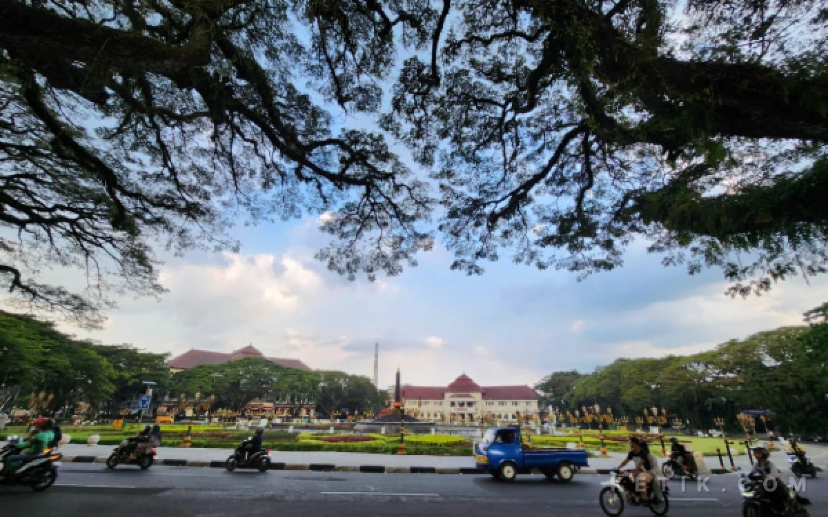 Thumbnail Berita - Tahukah Kamu, Berapa Pohon Trembesi Raksasa yang Mengitari Ikon Tugu Malang?