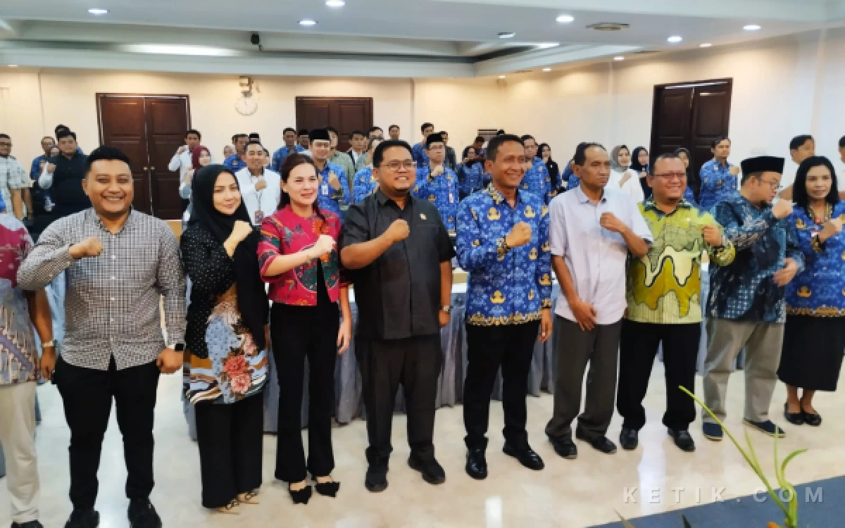 Foto Usai acara agenda foto bersama Bupati Bojonegoro H Setyo Wahono, didampingi komisi C Ahmad Supriyanto, Dan ketua Pansus DPRD Bojonegoro Suprapto,    dan lainnya. (Foto Sukiman ketik com)