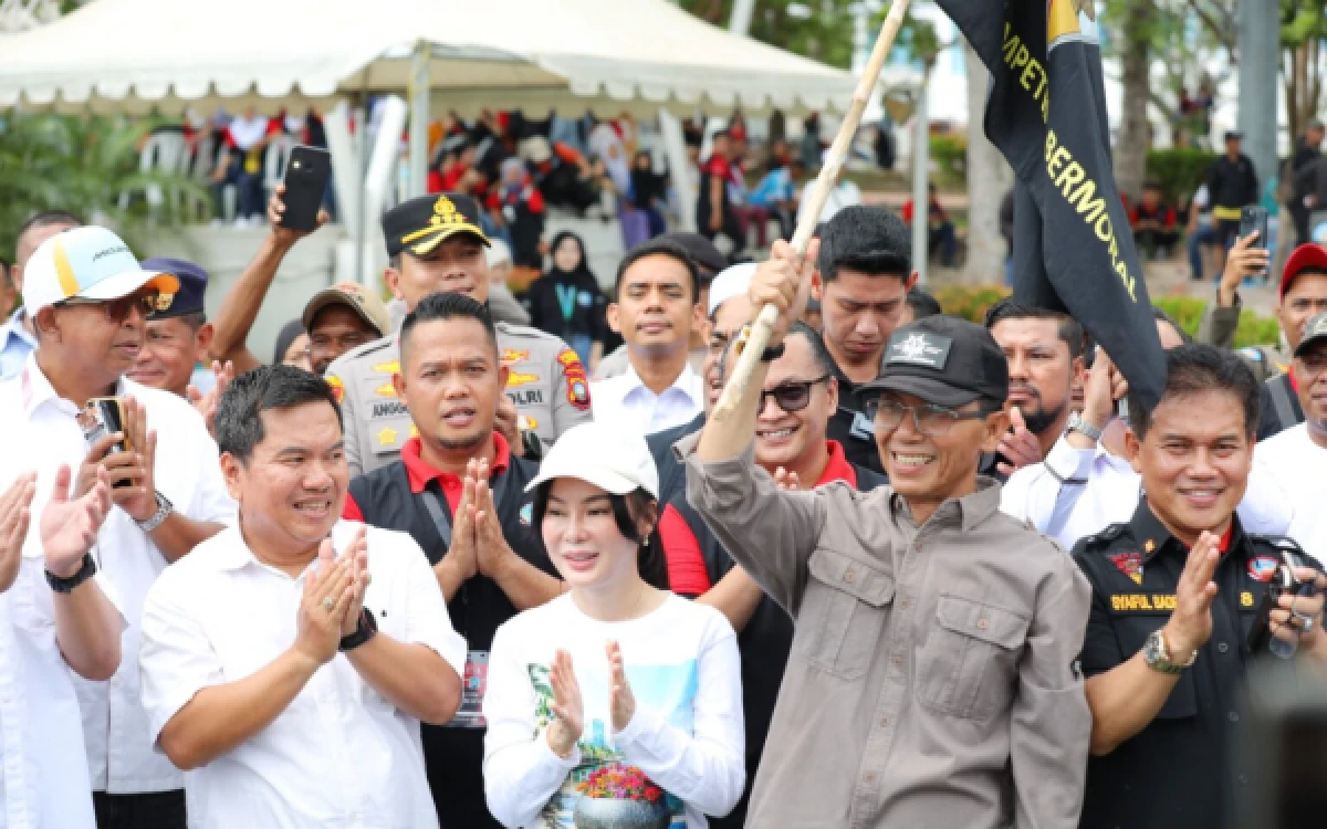 Thumbnail Keceriaan Amsakar-Li Claudia Bersama Buruh Batam, May Day Diisi Aksi Positif