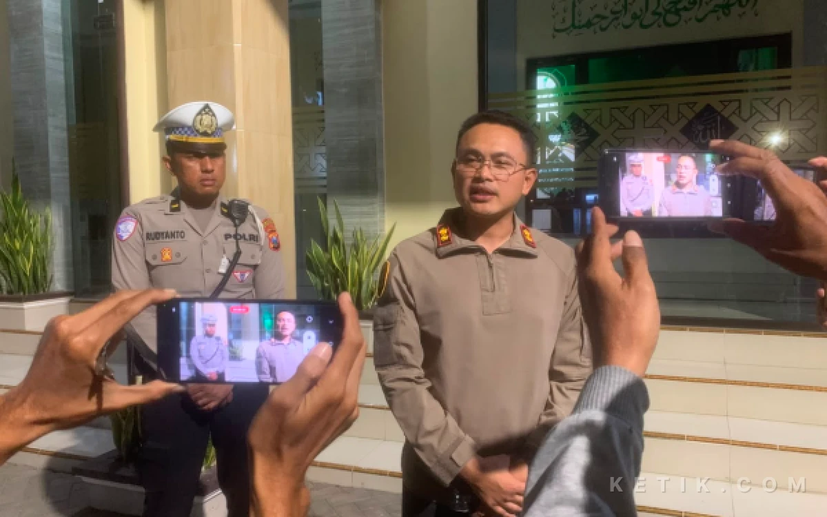 Thumbnail Berita - Saling Ngejek Dimedsos, Dua Pria Bersenjata Clurit Diamankan Anggota Polres Situbondo