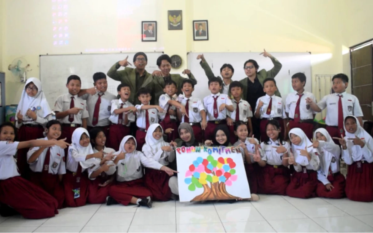 Thumbnail Berita - Mahasiswa UPN Veteran Jatim Tanamkan Sikap Toleransi Melalui Pohon Komitmen di SDN Medokan Ayu 2 Surabaya