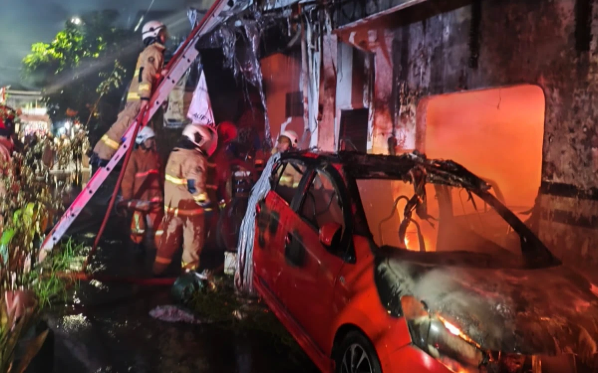 Thumbnail Berita - 4 Rumah Petak Hangus Terbakar di Jalan Waringin Wonokromo Surabaya, Diduga Akibat Korsleting Listrik