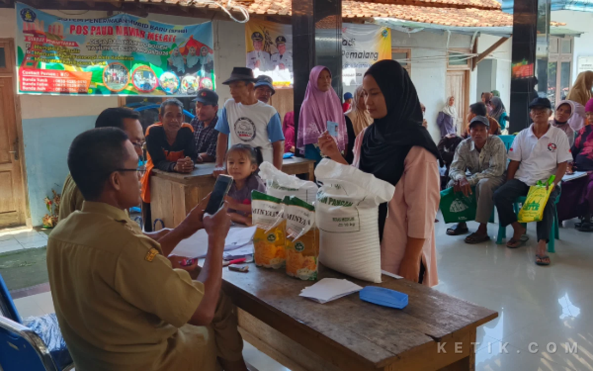 Thumbnail Berita - 435.425 KPM di Pemalang Terima Bantuan Beras dan Minyak, Distanparik Sebut Data Penerima dari Bapanas