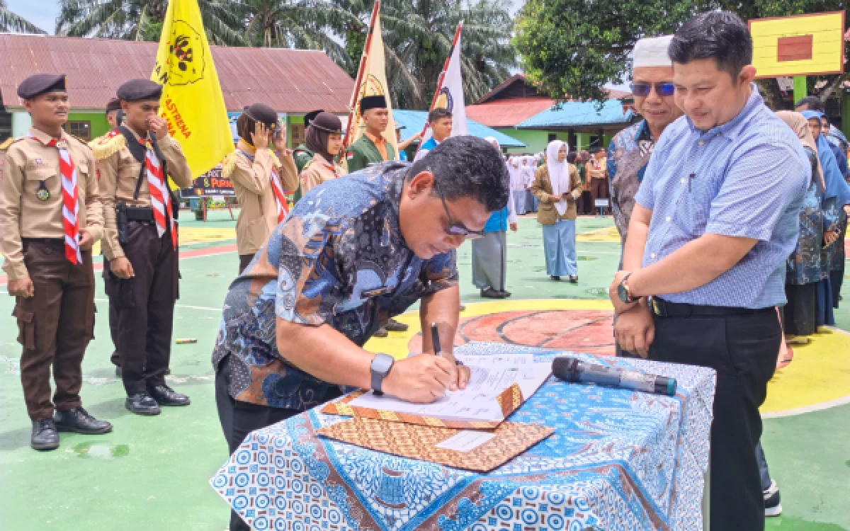 Thumbnail Berita - ‎‎Pelantikan Tujuh Organisasi SMAN 1 Lembah Melintang Pasaman Barat, Kepsek Tekankan Kepemimpinan dan Prestasi