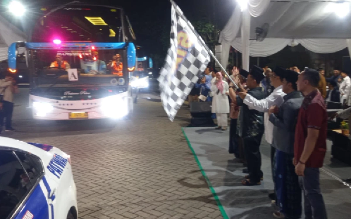 Thumbnail Berita - 376 Jamaah Haji Kloter 46 Asal Gresik Bertolak ke Surabaya, Dilepas Langsung Bupati Gus Yani