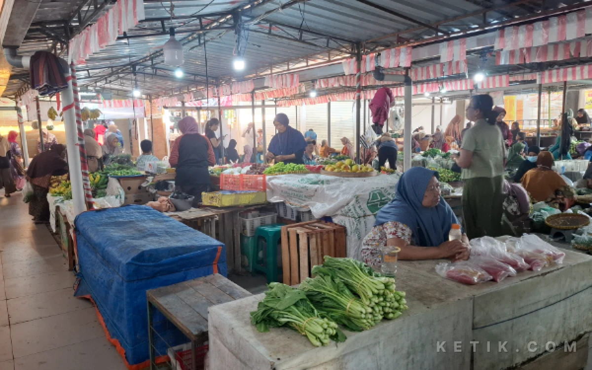 Foto Aktivitas pedagang di salahsatu lorong Pasar Godean, Selasa 15 September 2026, yang tampak lengang dari lalu lalang pembeli.
(Foto: Fajar R/Ketik.com)