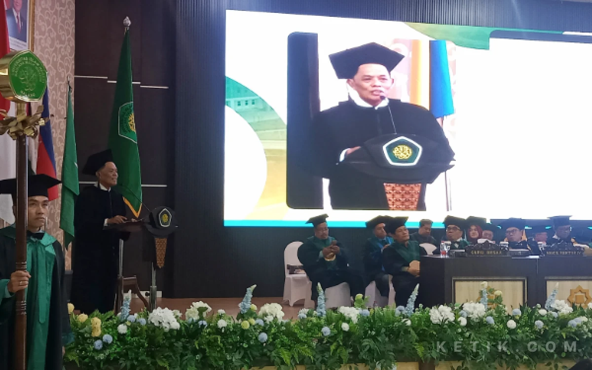 Foto Prof. Zaenul Mahmudi menyampaikan pidato ilmiah dengan judul "Rekonstruksi Hukum Kewarisan Islam Indonesia Kontemporer" dalam acara Pengukuhan Guru Besar UIN Malang pada Rabu, 23 September 2026. (Foto: Aliyah/Ketik.com)