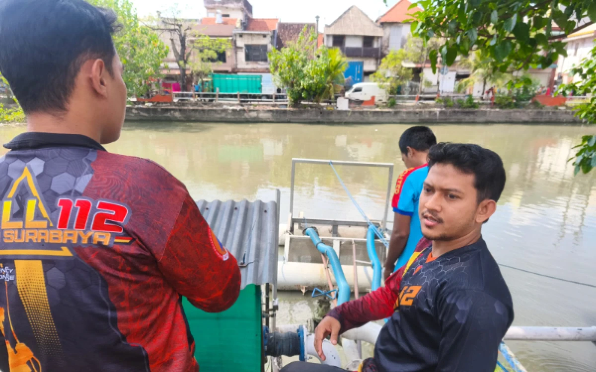 Thumbnail Berita - Pemuda Tambak Wedi Tewas Tenggelam di Kalimas Surabaya, Jenazah Dievakuasi dari Dasar Sungai