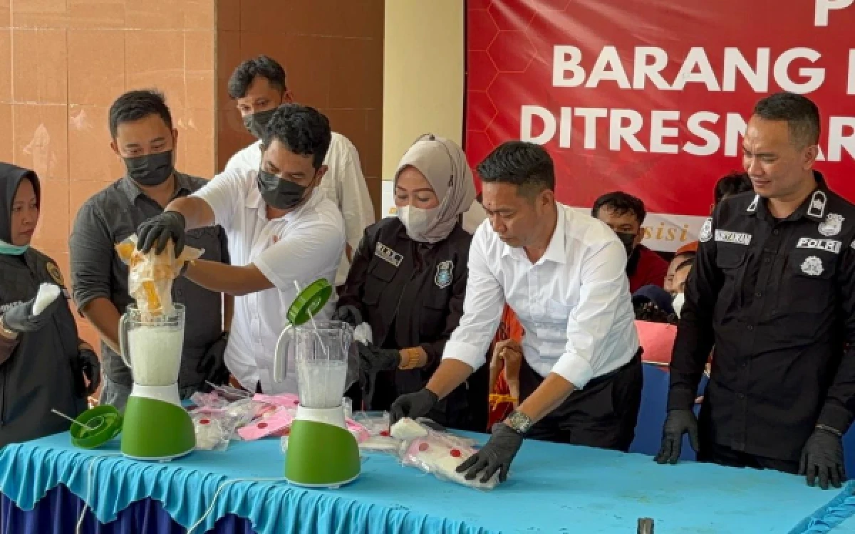 Foto Direktorat Reserse Narkoba Polda Sumatera Selatan saat memusnahkan barang bukti narkotika di Mapolda Sumsel, Kamis 21 Mei 2026. (Foto : Yola/Ketik.com)