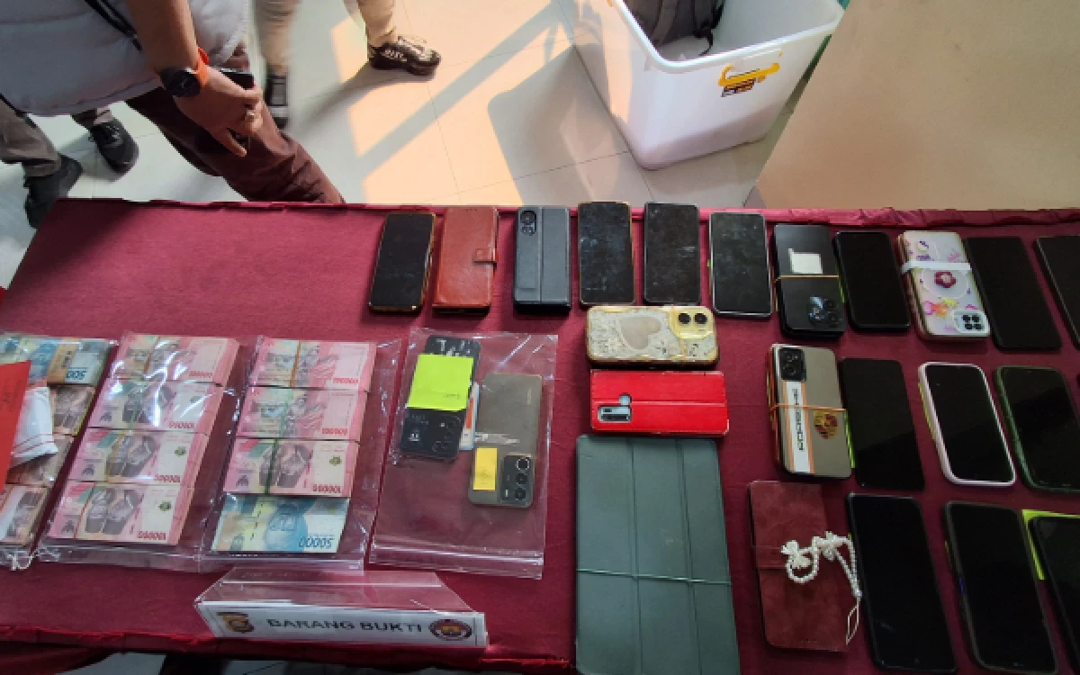 Foto Barang bukti operasi tangkap tangan atas kasus Dinas Pendidikan Kabupaten Banyuasin bersama sejumlah kepala sekolah dan bendahara sekolah dasar di Hotel Duta, Jalan Letkol Iskandar, Kecamatan Bukit Kecil, Palembang, Jumat 18 September 2026. (Foto : Yola/Ketik.com)