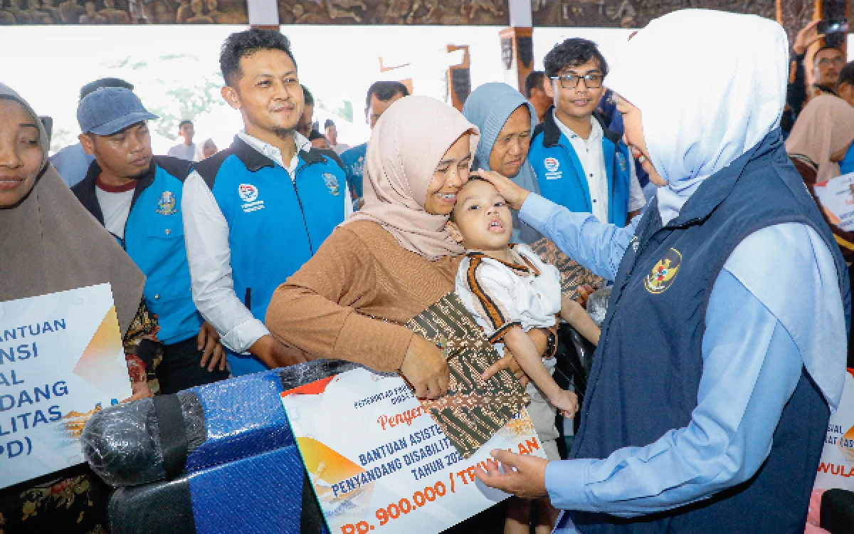 Thumbnail Berita - Gubernur Khofifah Guyur Pacitan Rp11,4 Miliar! Dari Bansos, Bedah Rumah hingga Bantuan Nelayan