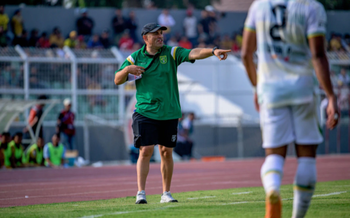 Thumbnail Berita - Persebaya Wajib Waspada! Bernardo Tavares Sebut Isenmulang Kalteng FC Punya Pemain Berbahaya
